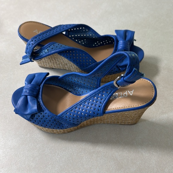 Apt. 9 Blue bow platform wedges 7 1/2 MED with stickers still on - Picture 6 of 6